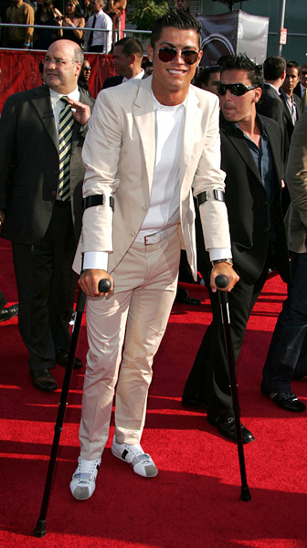 celeb style: Ronaldo: Cristiano Ronaldo on crutches