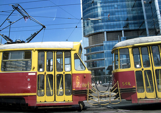 Face hunter: Warsaw: Yellow and red trams