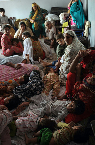 Pakistan floods: Flood-affected residents take shelter in a school 