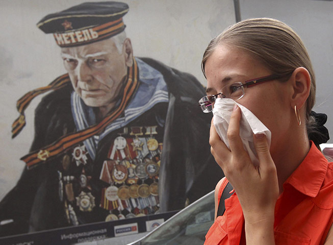 Moscow smog: A woman covers her face with a tissue to protect herself in Moscow