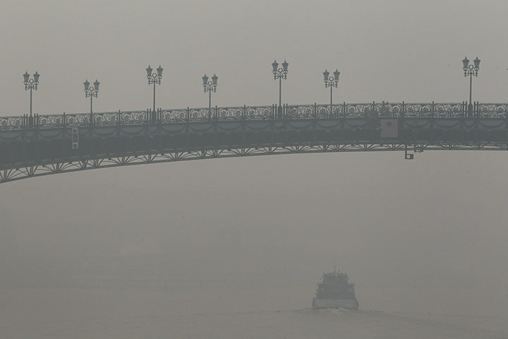 Moscow smog: A pleasure motor boat moves through heavy smog in Moscow 
