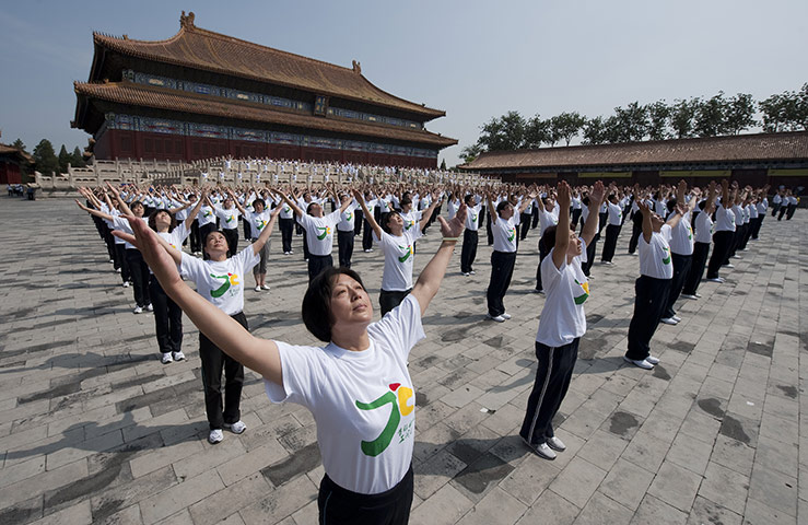 Radio exercise in China: A mass calisthenics event in Beijing's Tai temple 