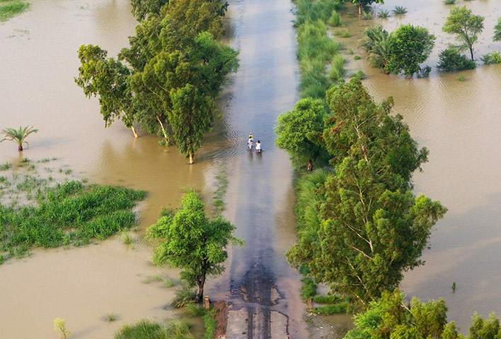 24 hours: Flood victims wade through flood waters to get to higher ground