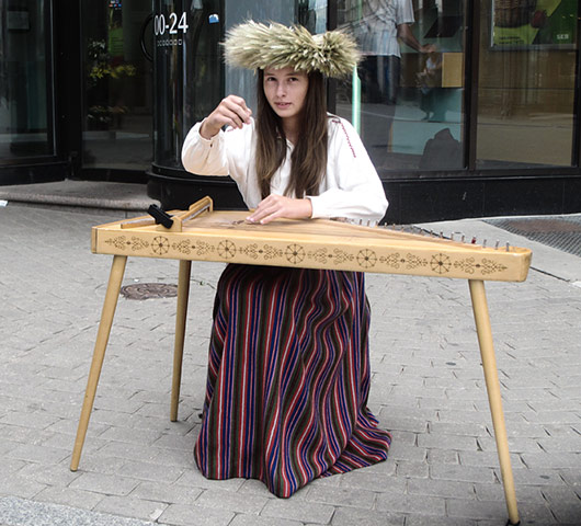 Face Hunter: Latvia: girl in Latvian costume playing a kokle