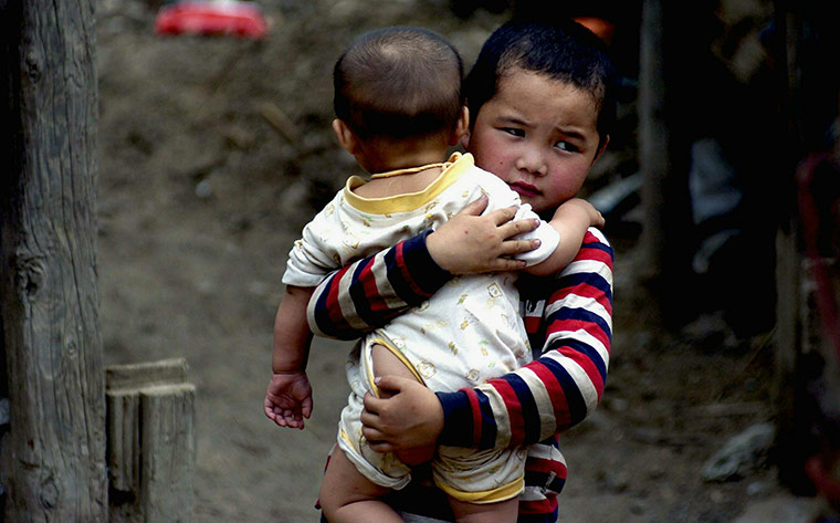 China Flood update: Children at the scene of the mudslide following floods in China