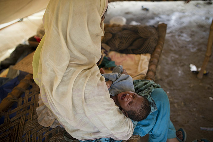 Pakistan Flood Disaster: A Pakistani mother tries to calm her cry