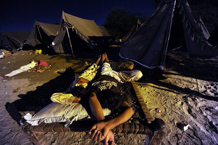Pakistan Flood Disaster: Pakistani flood-affected people sleep outside