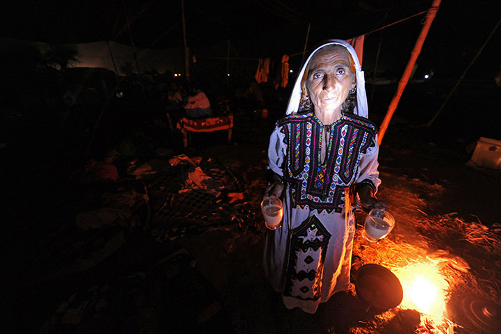 Pakistan Flood Disaster: Pakistani flood-affected woman, carries cups of tea before Ramadan fast