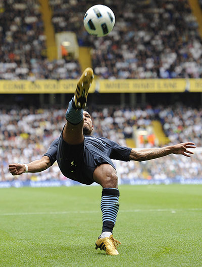 Spurs v Man City: Nigel de Jong tries an overhead