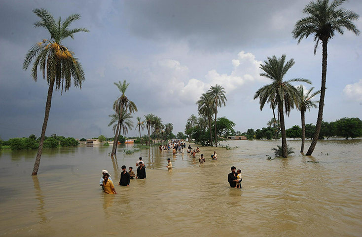 24 Hours in Pictures: Pakistani flood survivors evacute a flooded village