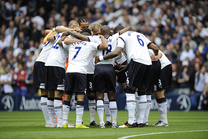 Spurs v Man city: Spurs huddle before kick off