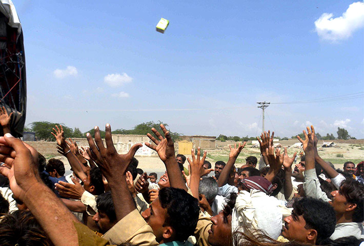 24 hours in pictures: Basera, Pakistan: Flood victims struggle to catch donated aid