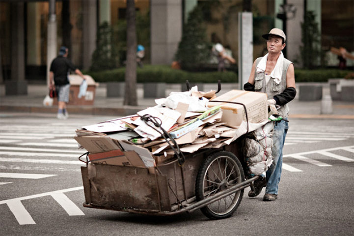 Blipfoto: seoul365: Man and his cart