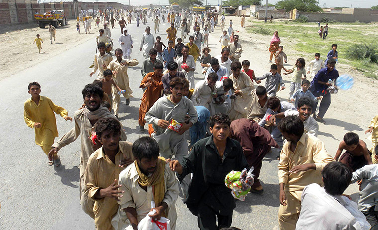 Pakistan flood survivors: Flood victims struggle to get relief goods distributed by the Army