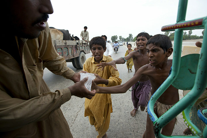 Pakistan flood survivors: Desperate flood victims scramble for some ice 