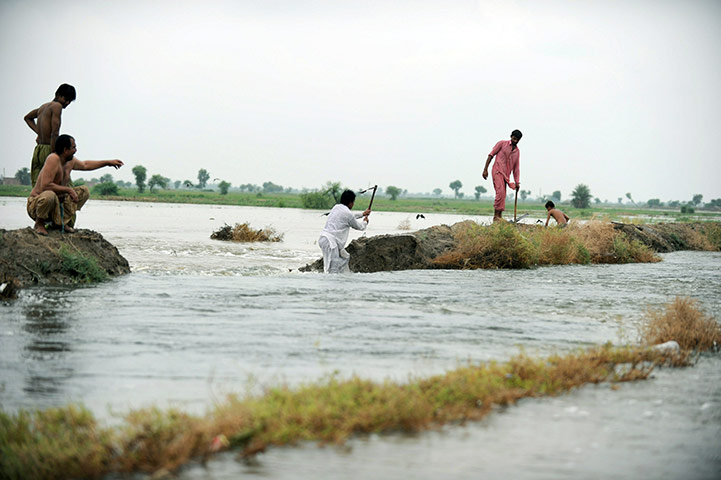 Pakistan flood survivors: Local residents attempt to divert flood waters to secure Jacobabad 