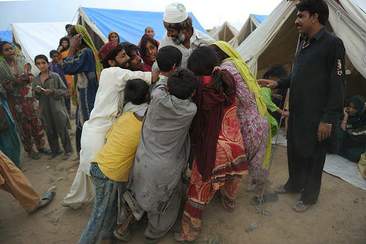 Pakistan flood survivors: Pakistanis flood survivors struggle for relief items