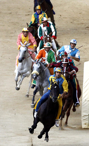 Palio race: Jockey of Tartuca parish Luigi Trecciolino leads to win the Palio race