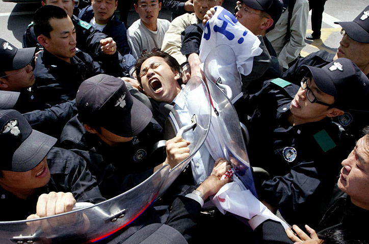 Korean Islands: A South Korean protester who tried to tear the Japanese national flag