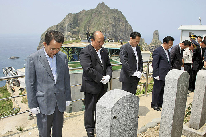 Korean Islands: PM Han Seung-soo prays for those who've died defending the islands