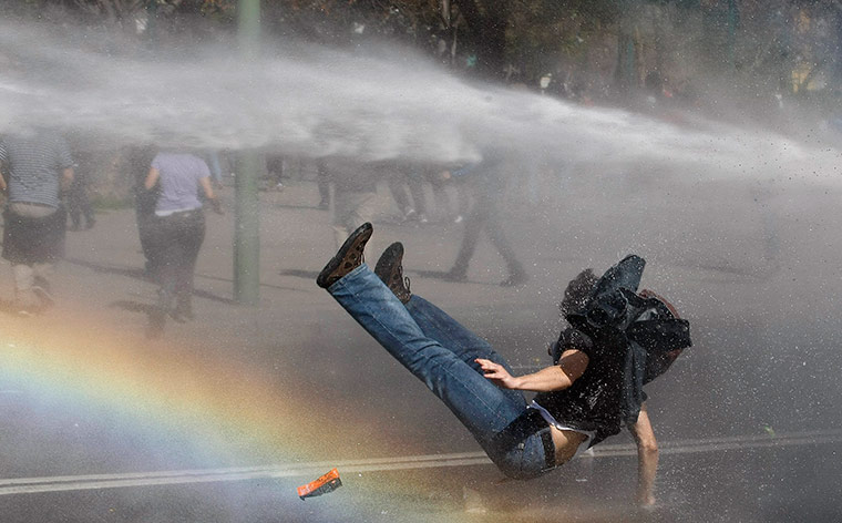 24 hours: Riot police spray water on a high school student, Valparaiso