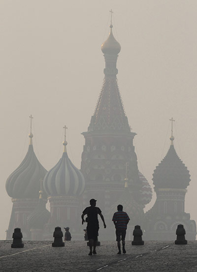 Forest fires in Russia: People walk along Moscow's Red Square in heavy smog