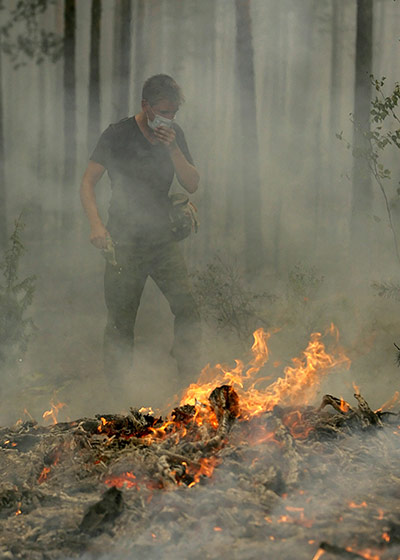 Forest fires in Russia: A Russian soldier puts out a forest fire in Beloomut 