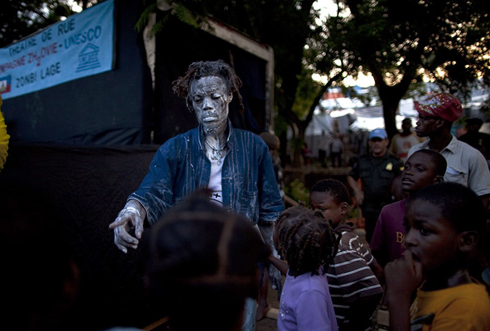 24 hours in pictures: theatrical show organized by UNESCO in Haiti