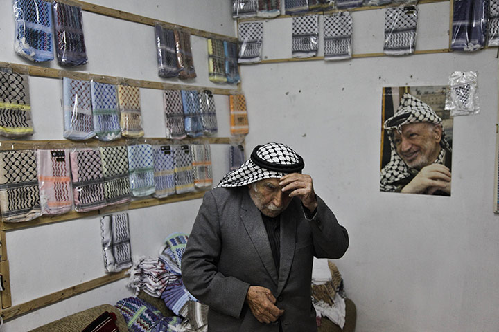 Kaffiyeh factory Hebron: The keffiyeh, the chequered head scarf worn by politicians and militants
