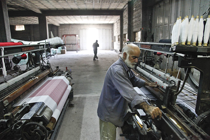 Kaffiyeh factory Hebron: A kaffiyeh is woven on a loom in Hebron