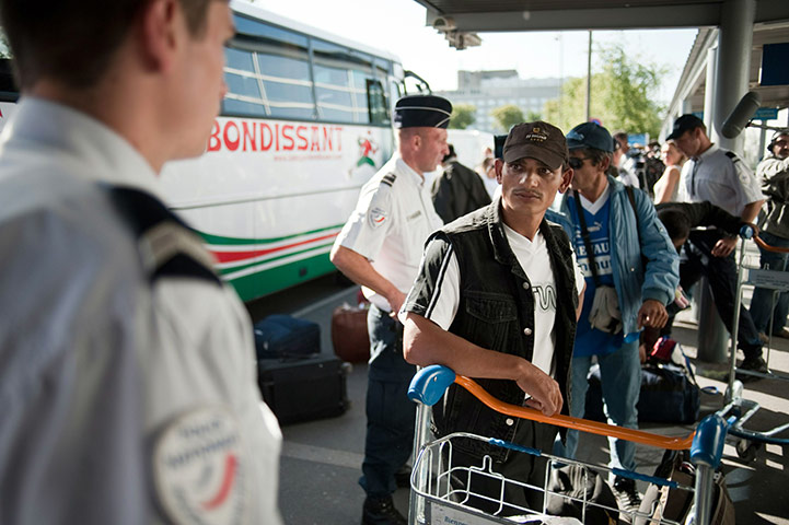 Roma deportation: Roma communitya arrive at Charles de Gaulle airport
