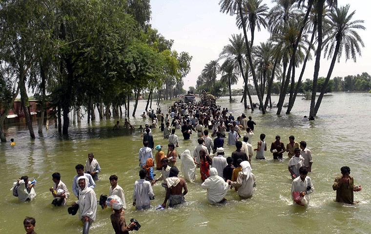 Pakistan Flood Update: Pakistan flash flood victims flee waters in Punjab