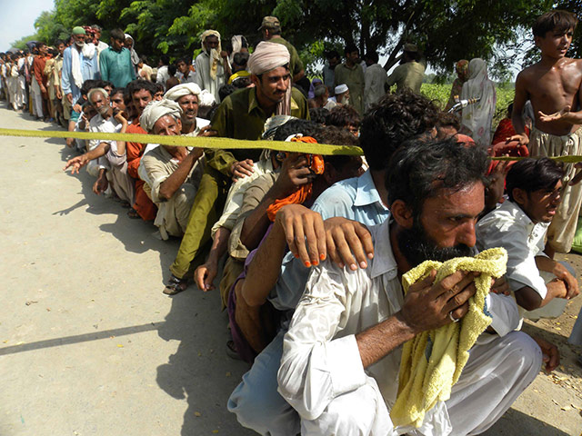 Pakistan Flood Update: Pakistan flash flood line up for food in Punjab province