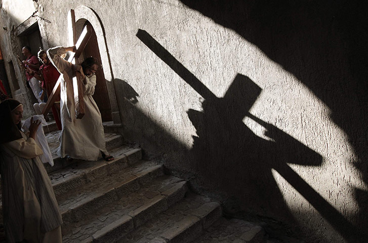 24 hours in pictures:  religious procession in Guardia Sanframondi