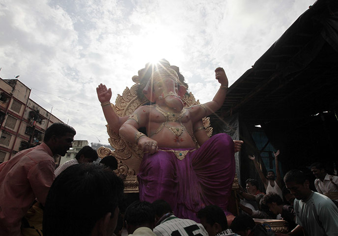 24 hours in pictures: hindus move a sculpture ahead of th Ganesh Chaturti festival 