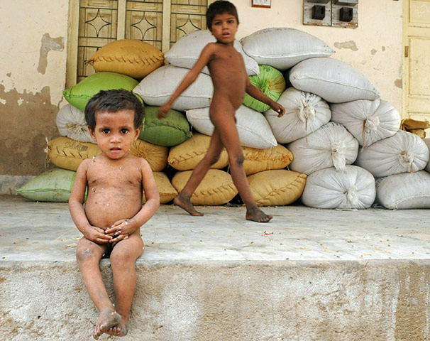Pakistan Flood Update: Pakistani flood-affected children are seen at a makeshift camp in Sukkur 