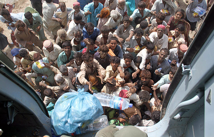 Pakistan Flood Update: Pakistani Army soldiers drop food supplies with helicopters, Flood Pakistan