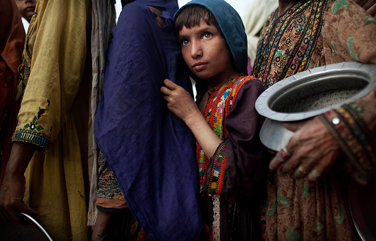 pakistan aftermath: Pakistanis line up at a food distribution point
