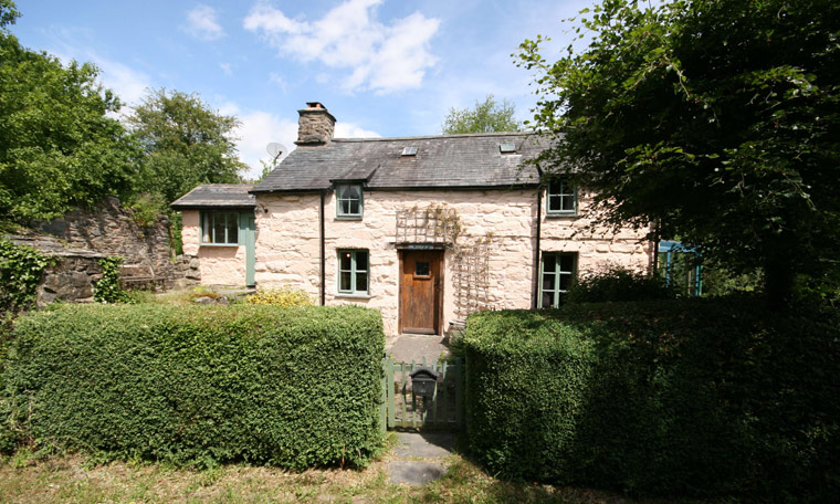 Snooping around: Snooping Around - Powys