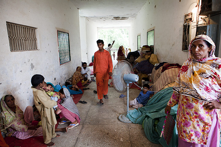Pakistan Pregnant Women: A Government Boys School now flood relief camp in Munda Chowk, Pakistan