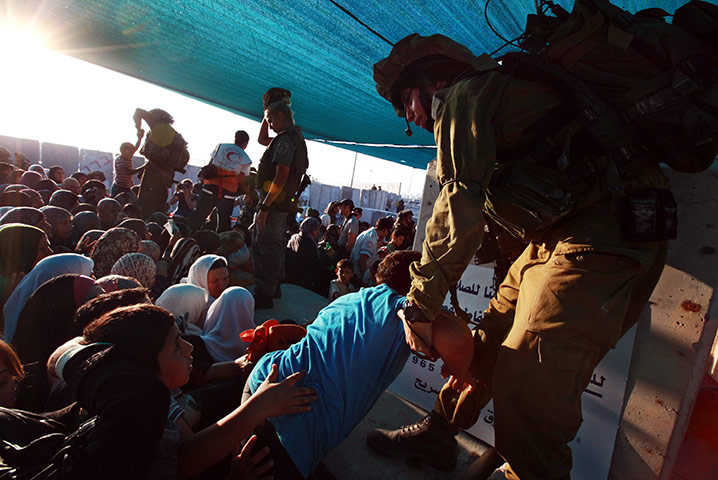 Ramadan Update: Israeli soldiers assist palestinian children to pass Kalandia checkpoint