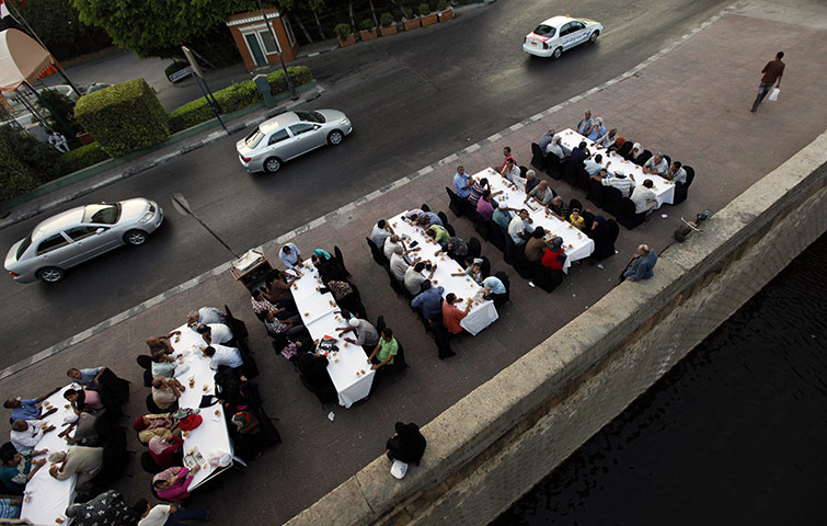 Ramadan Update: Egyptians prepare to break fast over charity meals offered in the streets