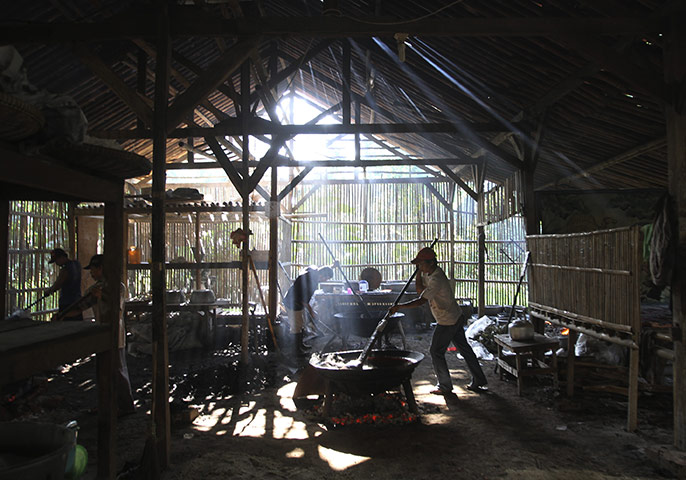 Ramadan Update: Workers make make toffee-like traditional sweet cake called 'dodol', one of special Ramadan delicacies