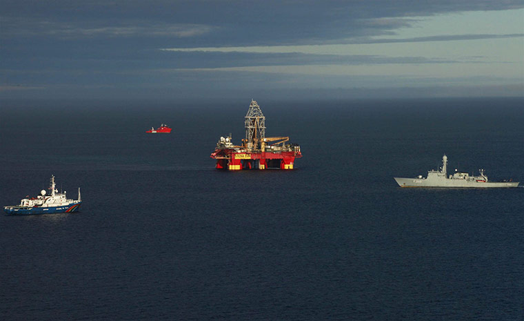 Business week in pictures: Esperanza and the HDMS Vaedderen sit near the Stena Don drilling platform