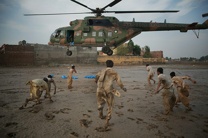 24 hours in pictures: pakistan flooding  