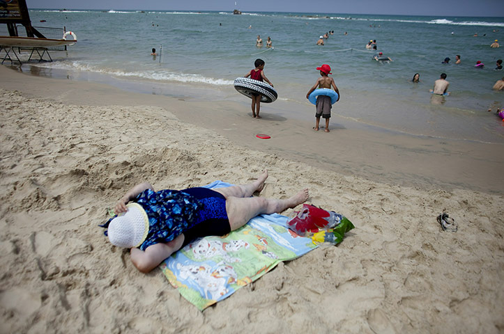 24 hours in pictures: palestinian children visit the beach for the first time