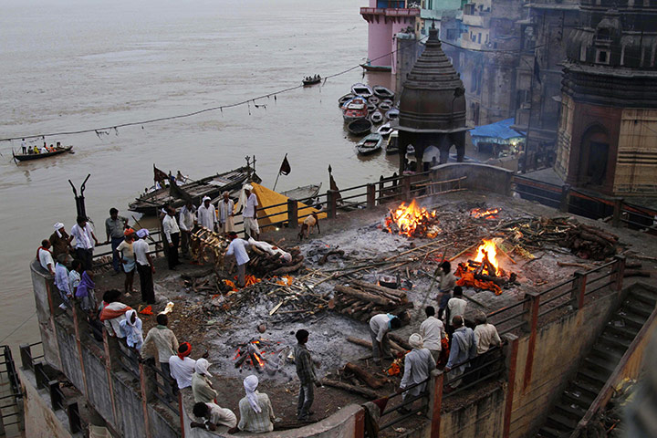 24 hours: Varanasi, India: Hindu devotees cremate bodies on the roof of a building