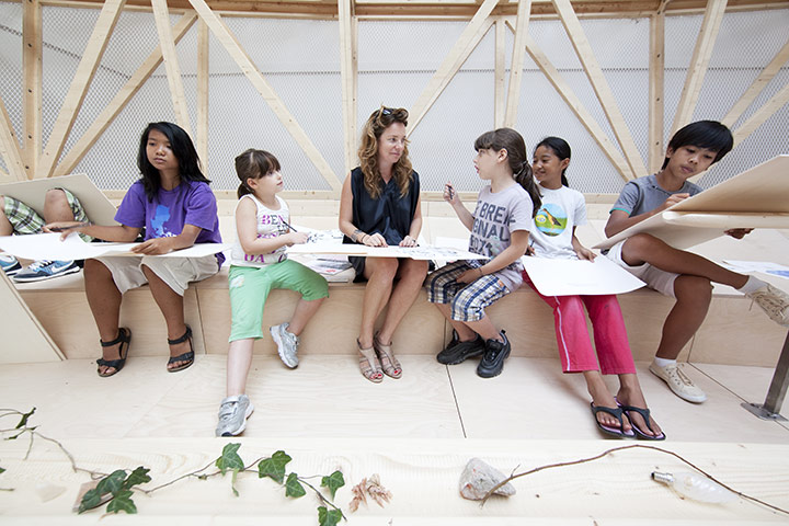 Venice Biennale: Daily drawing classes for schools in The Stadium of Close Looking