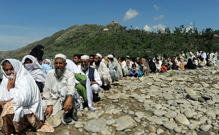 Pakistan flood : Pakistani flood survivors queue to board boats