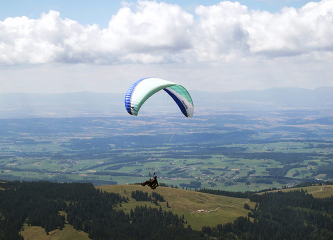 Face Hunter: Oslo: paraglider in the Swiss Alps